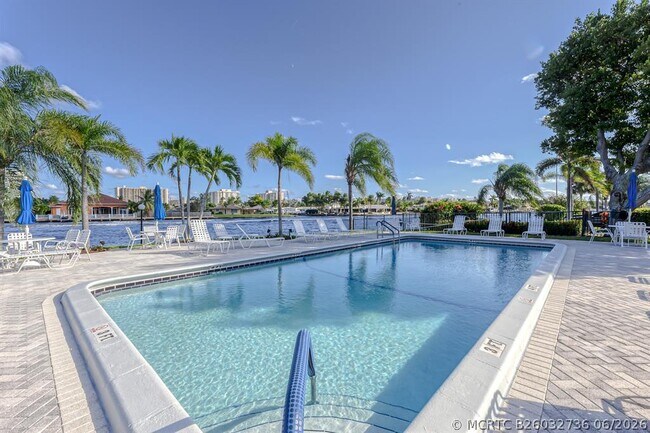 Building Photo - 6417 Bay Club Dr