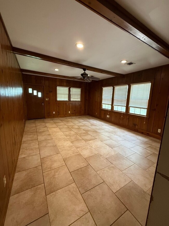 Building Photo - Charming South Highlands Home with Multiple Living Areas