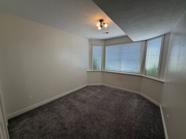 Building Photo - Spacious 4 Bed, 5 Bath Home with 3-Car Garage in Layton!