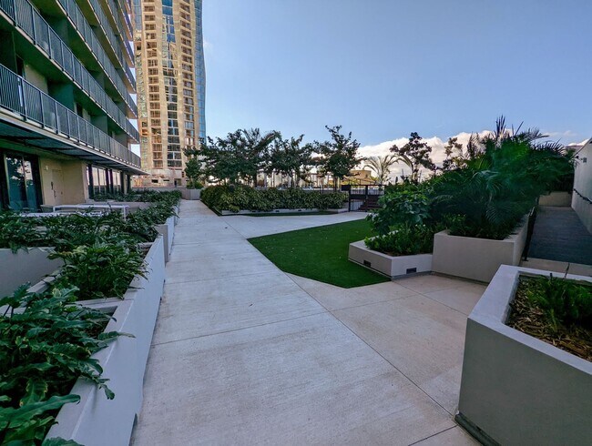 Building Photo - New Fully Furnished High Floor luxurious S...