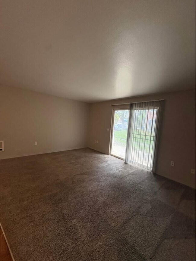 Building Photo - Life Just Got Better Come See For Yourself At Powell Court Apartments!!