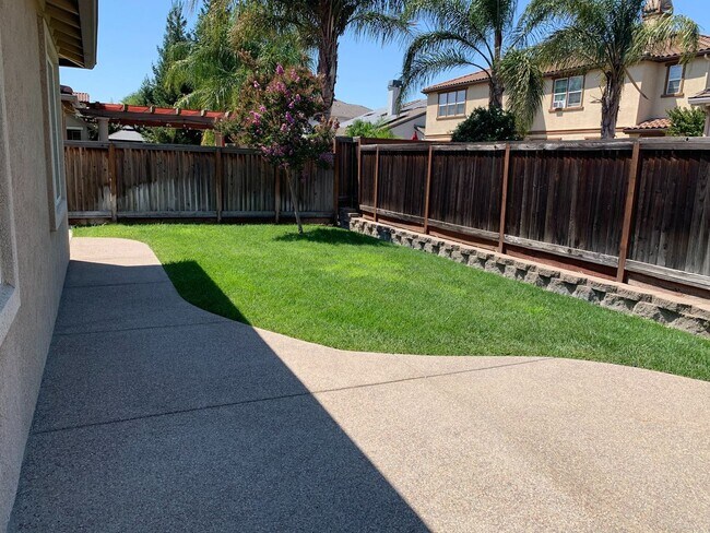 Building Photo - Single Story, Corner Lot in Brentwood!