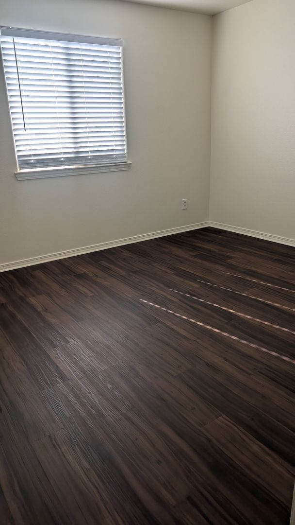 Building Photo - Beautiful 3 bedroom/1 bath in gated community. Call or come by to view!