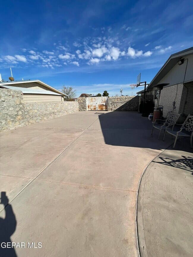 Building Photo - 10024 Fenway Dr