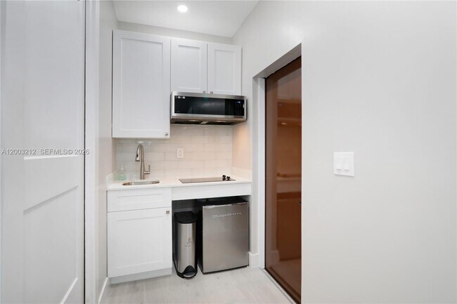 Building Photo - 2368 SW 21st St