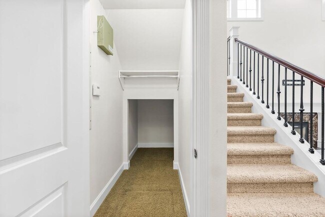 Building Photo - Elegant University Place Home with A/C, Tandem Garage, Office & Balcony Bedroom Near JBLM!