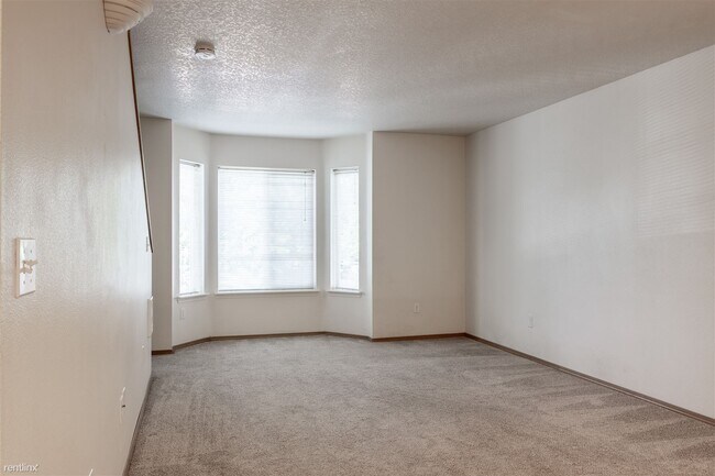 Building Photo - 2 br, 1.5 bath Townhome - 5292 Southwest 1...