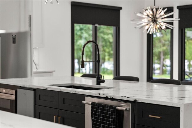 Building Photo - 151 S Pointe Dr