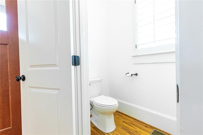 Building Photo - 2288 Oakview Rd NE