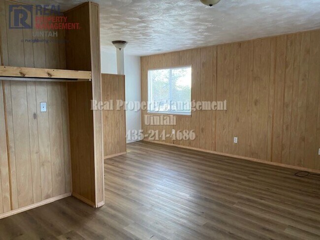 Building Photo - Cute 3 Bedroom 1 Bathroom Apartment $400 O...