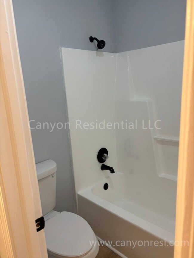 Building Photo - Stylish 3 Bed, 2 Bath Retreat: Modern Livi...