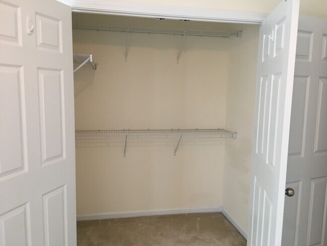 Building Photo - Townhouse For The Family!!