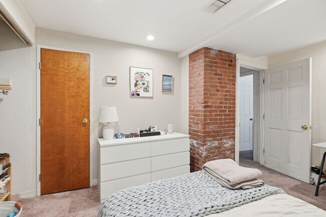 Building Photo - Amazing 2 bed in Fenway.... Close to NEU