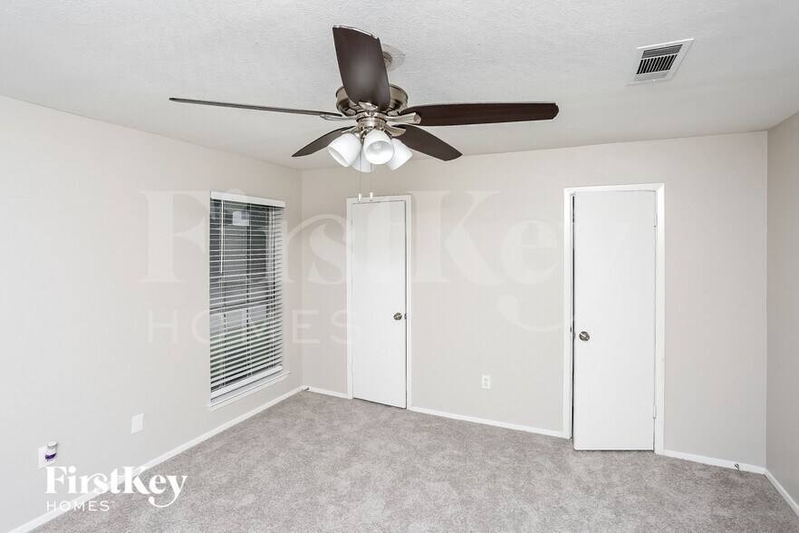 Building Photo - 5614 Sarasota Dr