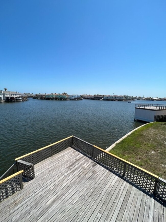 Building Photo - PADRE ISLAND HOME - EXTRA WIDE CANAL!