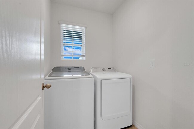 Building Photo - 3881 Brant Pl