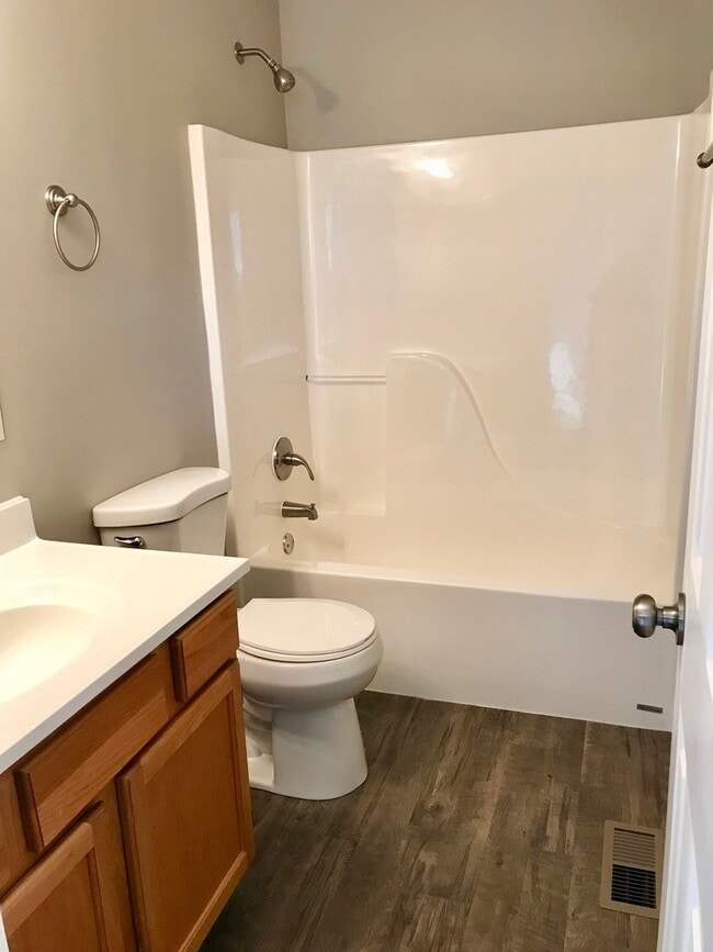 Building Photo - 4 Bedroom 2.5 Bathroom Two Story Brick Front Home in Pike Township!