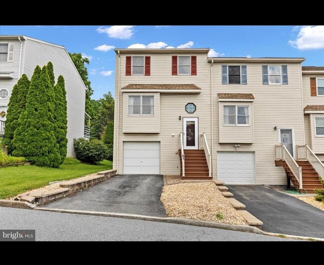 Primary Photo - Spacious 3BR Townhome in Harrisburg