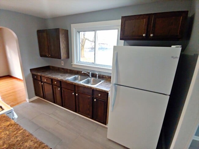 Building Photo - 3 Bedroom House Available NOW in Burnham I...