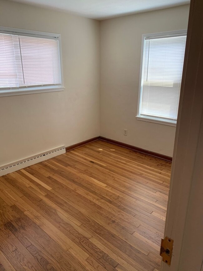 Building Photo - 2 Bedrooms  & 1 Bathroom - East end of Bar...