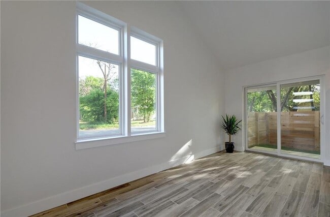 Building Photo - East Austin 2 Bed 2 Bath