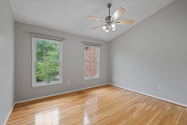 Building Photo - 7 Willwood Ct