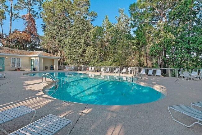 Building Photo - Fully Renovated 2B/2B condo located behind...