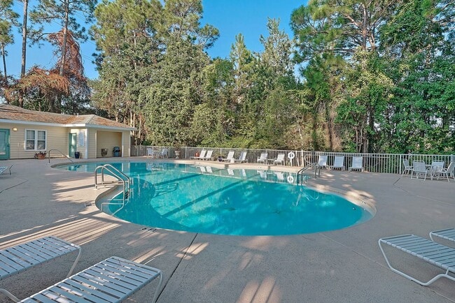 Building Photo - MOVE IN PROMO!!! ONE MONTH FREE --- Beautiful Condo walking distance to Grand Boulevard!