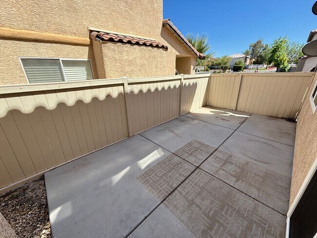 Building Photo - Beautiful 5Bed/2.5Bath/2Car home located near Seven Hills