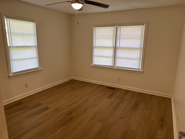Building Photo - 313 Cherokee Dr