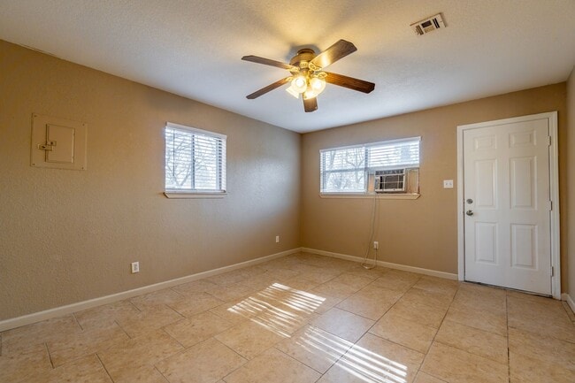 Building Photo - * Move-In Special * Beautiful 4 Bed / 3 Ba...