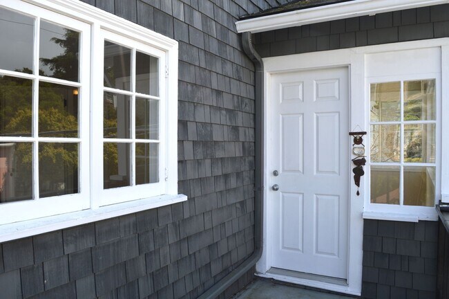 Building Photo - Charming & Bright Unit in Sausalito Banana Belt!