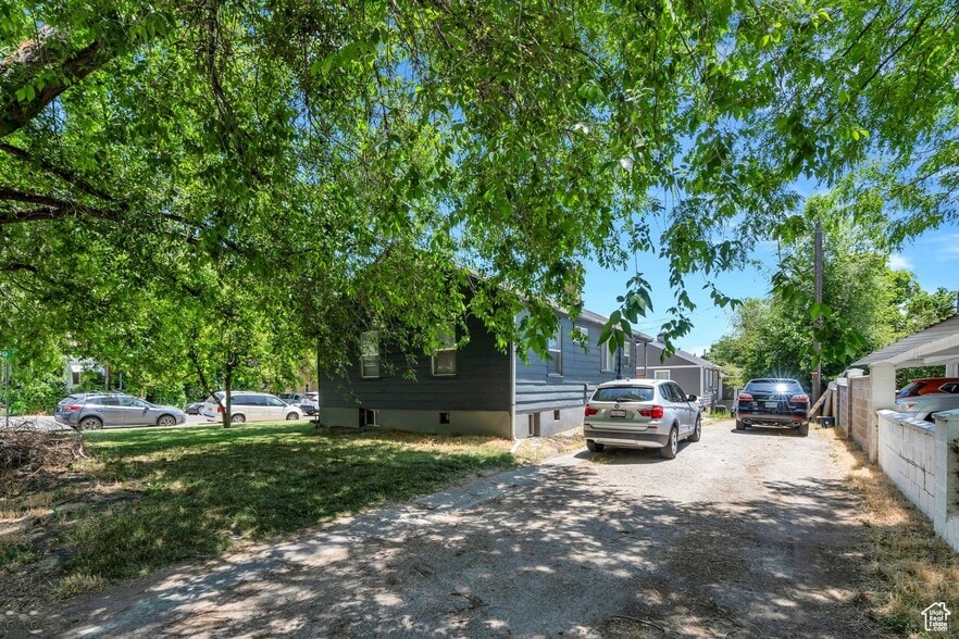 Building Photo - 555 800 E