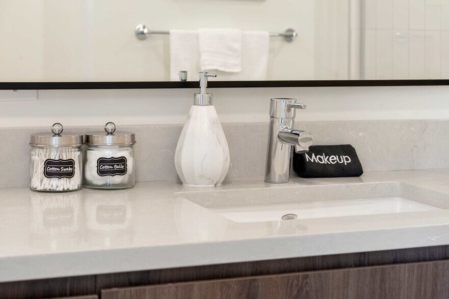 Building Photo - 1122 W Chicago Ave