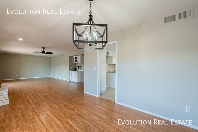 Building Photo - 2033 S Paseo Loma