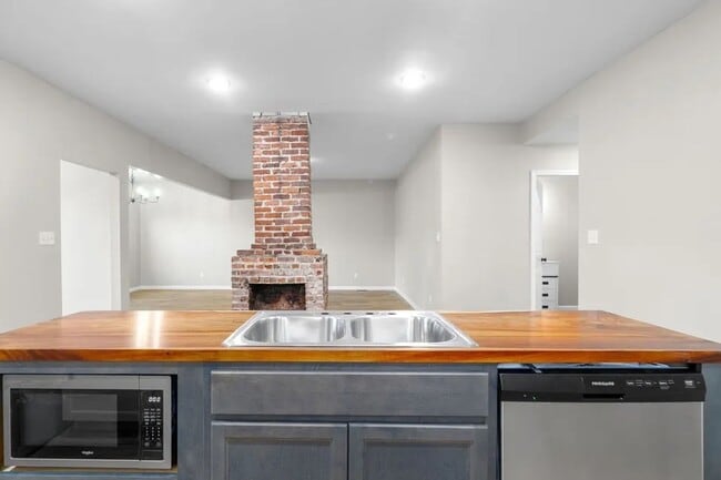 Building Photo - 828 Gracey Ave
