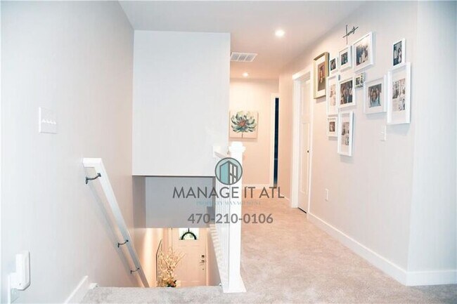Building Photo - Pristine, 2-story single-family house in Hoschton