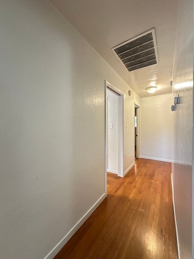 Building Photo - Great Location near McKinley Park!