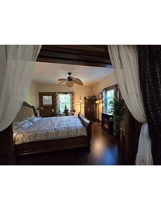 Building Photo - V st