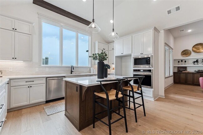 Building Photo - 5 Bed | 5 Bath House