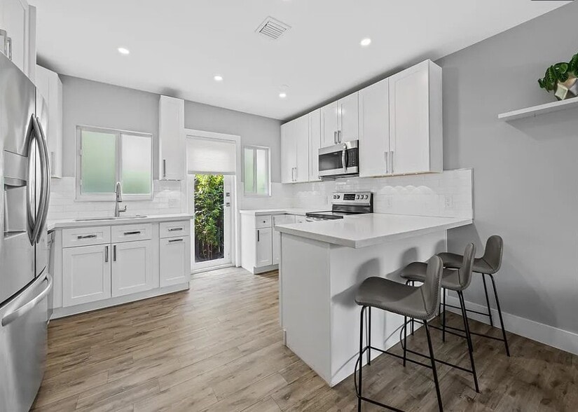 Building Photo - 808 NE 17th Way