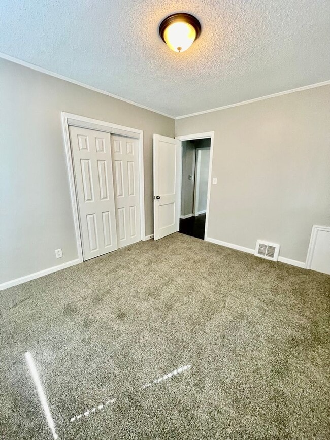 Building Photo - Updated 4-Bedroom Bungalow with Modern Kit...