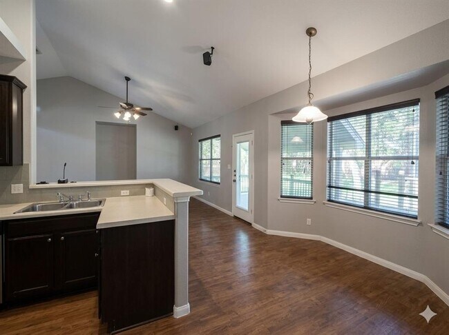 Building Photo - 903 Oakwood Dr