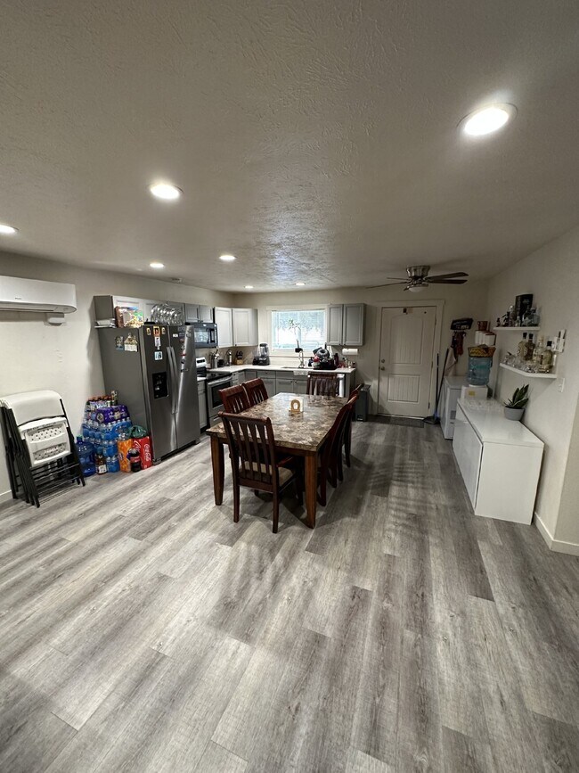 Building Photo - Desirable 2 bedroom 1 Bath Home in Ontario