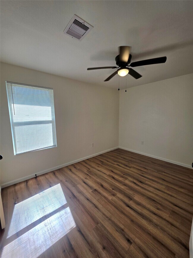 Building Photo - 5422 Pine Ave