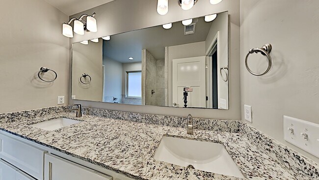 Building Photo - 4 Bedroom 2 Bathroom 2 Car Garage Home with Storm Shelter in East Edmond
