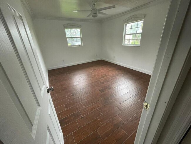 Building Photo - 1674 Louis Dr