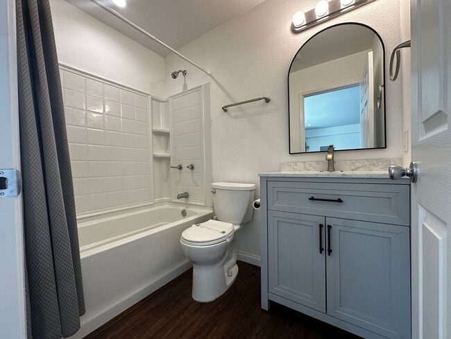 Building Photo - Move-In Special - Charming studio in San M...