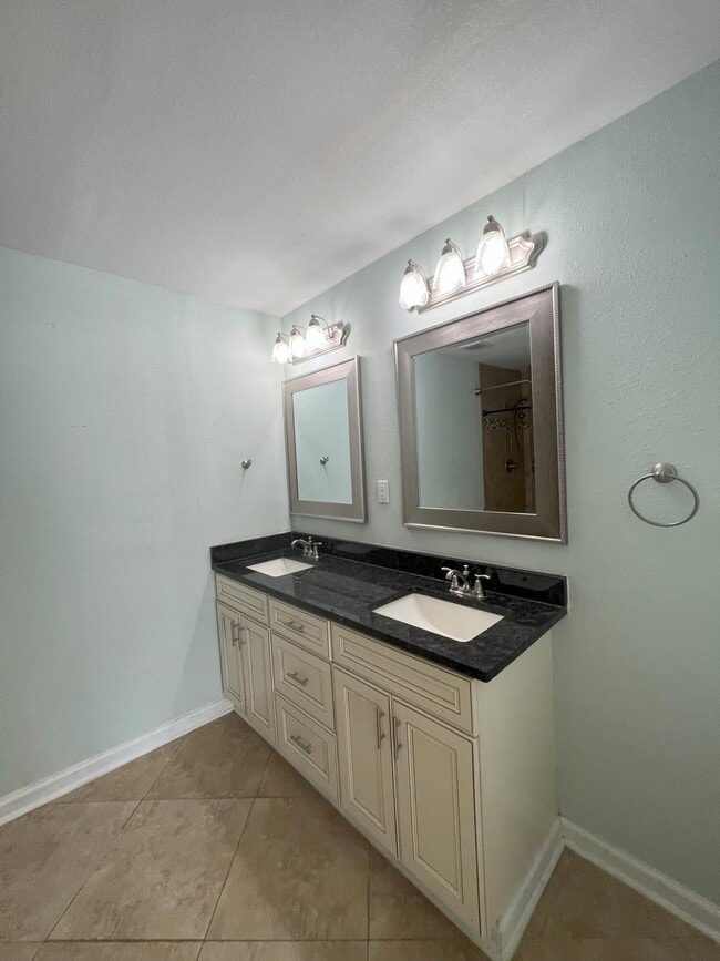 Building Photo - 1207 Sunshine Dr