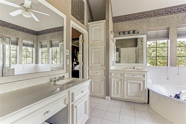 Building Photo - 1706 Country Squire Dr